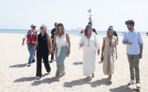 La alcaldesa de Valencia, María José Catalá, coloca la bandera verde en una de las playas del Sur